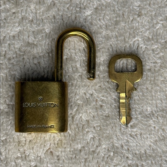 Louis Vuitton Brass '303' Padlock in Goldtone with Goldtone Key - Picture 4 of 4